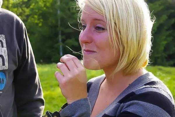 Person haelt sich nachdenklich an das kinn