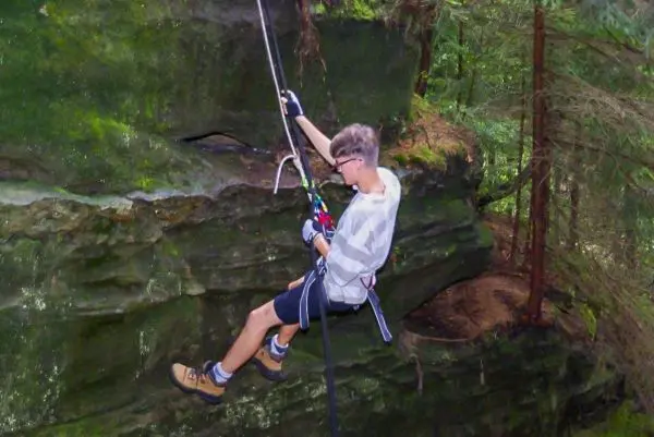 Abseilen an einer Felswand mit Seil und Karabiner
