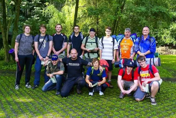 Gruppe von Personen mit Rucksäcken posiert im Freien