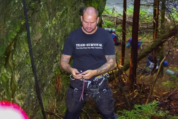 Kletterausrüstung wird an einem Felsvorsprung vorbereitet