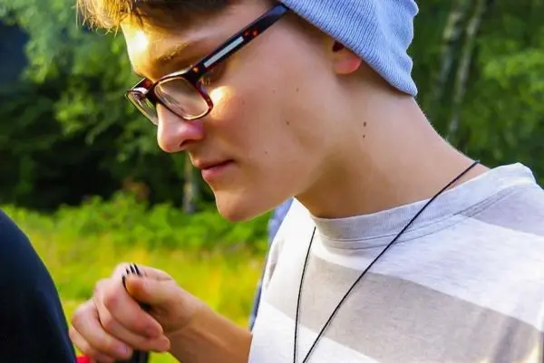 Person traegt eine muetze und schaut nachdenklich zur seite