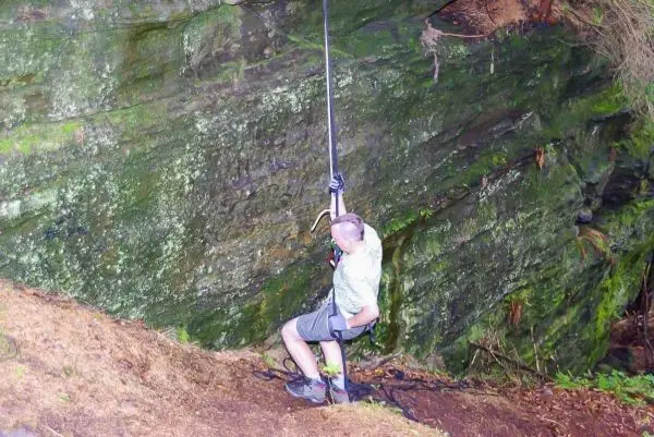 Seilquerung an einer Felswand mit einem Seil und Karabiner