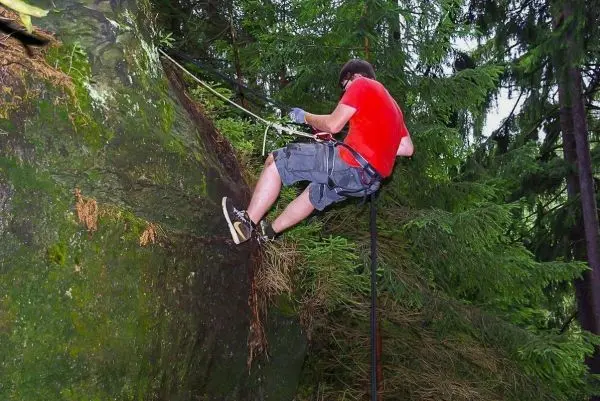 Seilquerung an einer Felswand mit Sicherungssystem und Kletterausrüstung