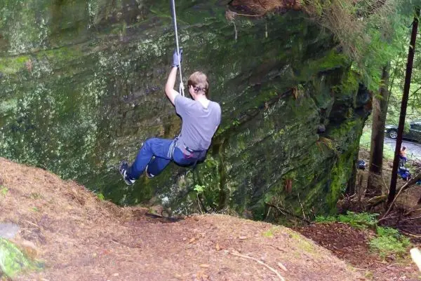 Selbstgebaute Seilquerung über einen Abhang mit einem Kletterer