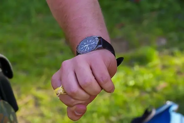 Händedruck mit Uhr und Ring auf einem Handgelenk