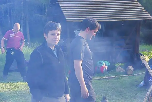 Rauch schwebt über dem Boden in der Nähe einer Holzunterkunft