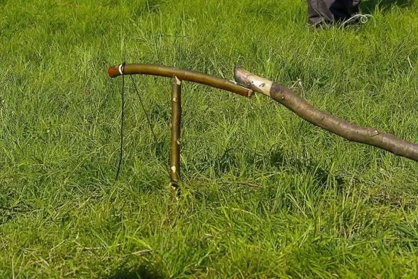 Schlagfalle (Figure-Four/4er-Falle) aus Holzstücken und Schnur aufgebaut