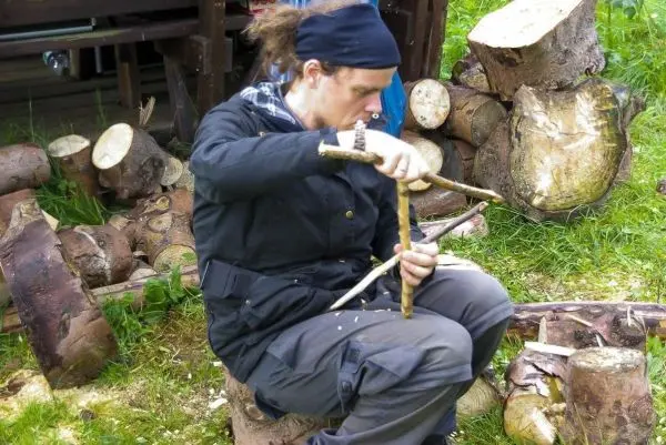 Holzstück mit Kerbe wird zur Herstellung einer Schlagfalle bearbeitet