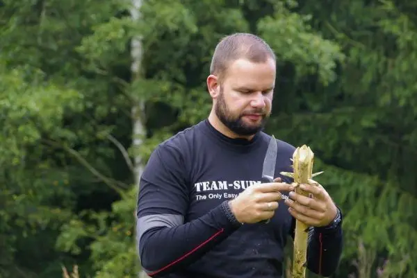 Messer bearbeitet einen Holzstock zur Herstellung eines Werkzeugs