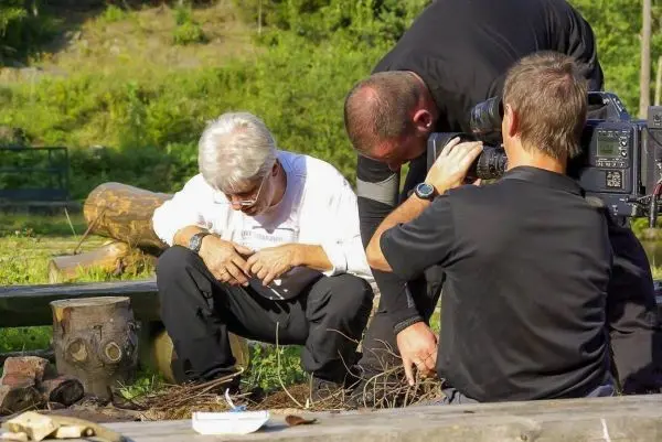 Zunder wird vorbereitet, während eine Kamera auf die Szene gerichtet ist