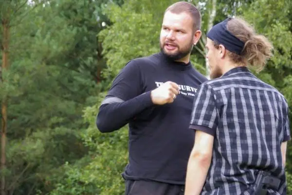 Zwei Personen im Gespräch, eine Person gestikuliert mit der Hand