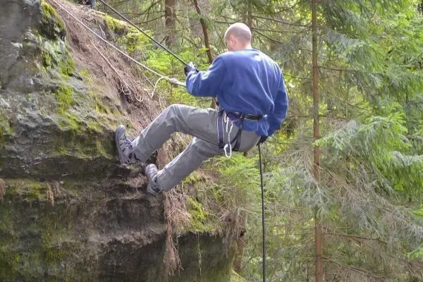 Abseilen an einer Felswand mit Seil und Kletterausrüstung