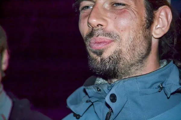 Mann mit Bart trägt eine blaue Jacke und lächelt leicht