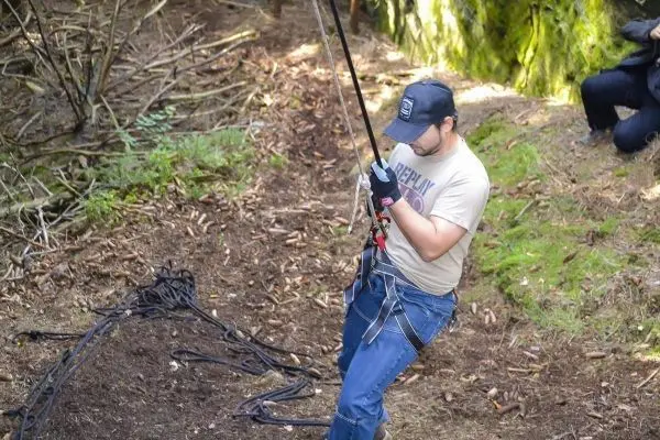 Mann zieht an einem Seil, während er auf dem Boden steht