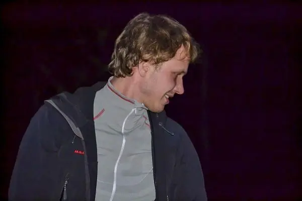 Person schaut nach unten und traegt eine jacke