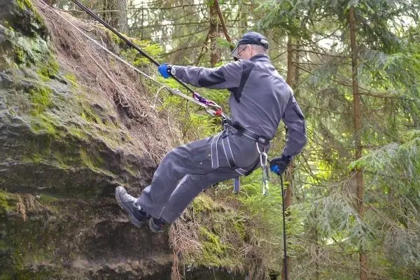 Person seilt an einer Felswand ab