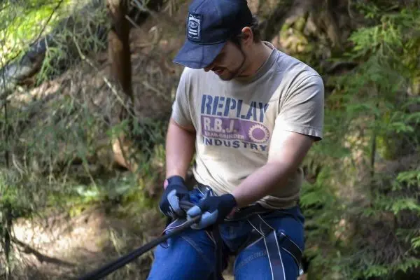 Seil wird mit beiden Händen gesichert und gespannt