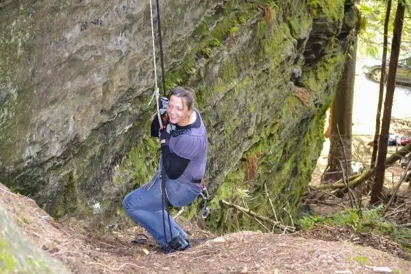Seilquerung an einer Felswand mit Sicherungsseil und Kletterausrüstung