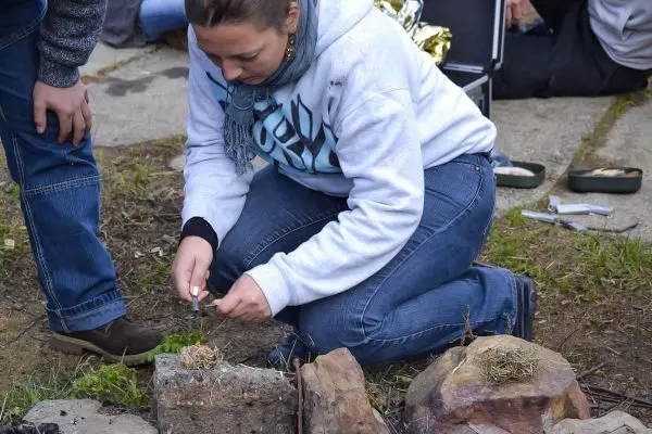 Zunder wird mit einem Feuerstahl bearbeitet, um Funken zu erzeugen