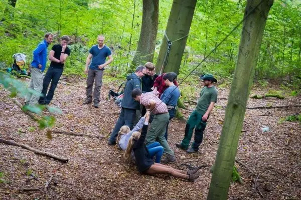 Gruppierung arbeitet an einer selbstgebauten Seilquerung zwischen zwei Bäumen