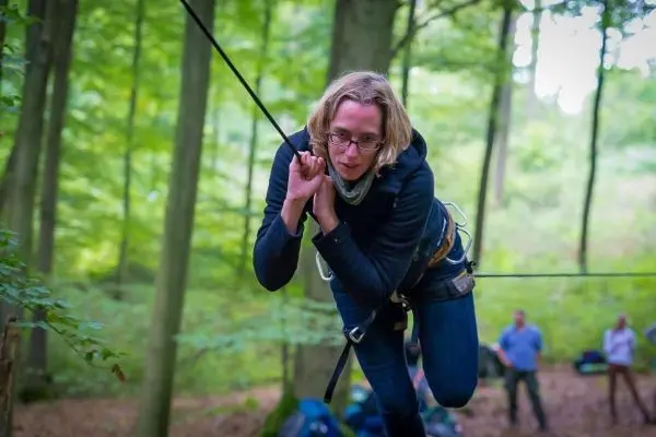 Seilquerung mit Sicherheitsgeschirr in einem Waldgebiet