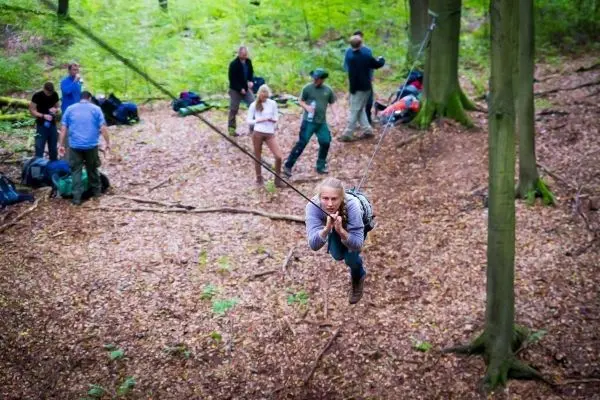Selbstgebaute Seilquerung wird von einer Person überquert