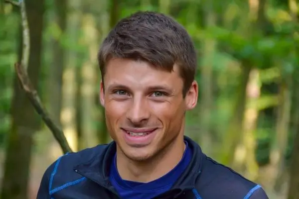 Person lächelt in einem Wald