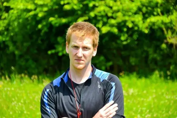 Person steht mit verschraenkten armen im freien