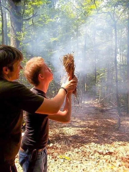 Zunder wird angeblasen, um Rauch und Glut zu erzeugen
