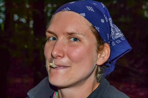 Frau mit blauer Bandana und Zunder im Mund