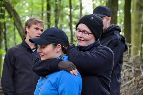 Zwei Personen üben eine Technik zur Kontrolle in einem Waldgebiet
