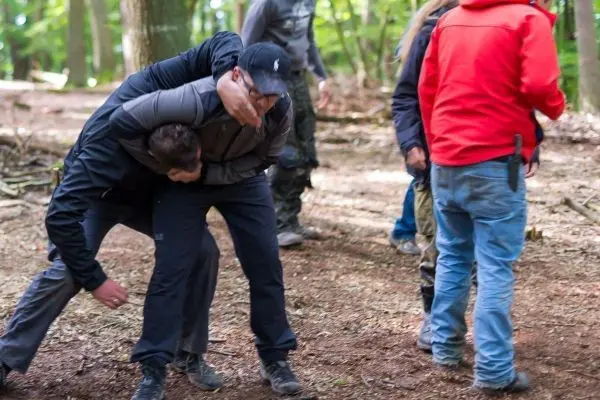 Kampftraining im Wald mit mehreren Teilnehmern in unterschiedlichen Positionen
