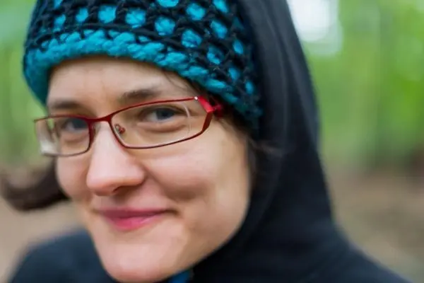 Person traegt eine muetze und schaut in die kamera