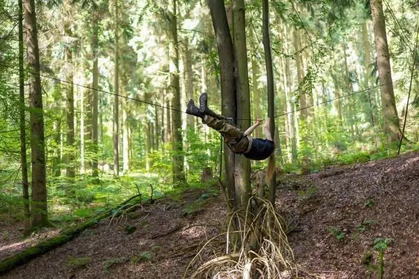 Selbstgebaute Seilquerung wird von einer Person überquert