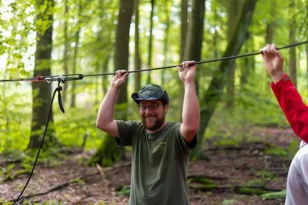 Selbstgebaute Seilquerung wird von zwei Personen gehalten