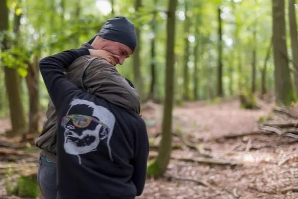 Zwei Personen in einem Wald üben eine körperliche Technik aus