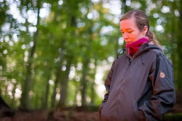 Person steht im Wald und schaut nach unten