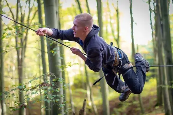 Selbstgebaute Seilquerung wird mit einem Seil überwunden