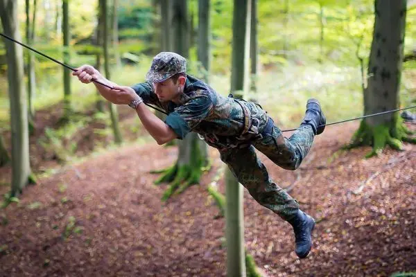 Selbstgebaute Seilquerung wird von einer Person überquert