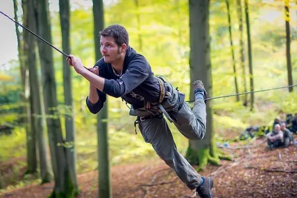 Selbstgebaute Seilquerung wird von einer Person überquert