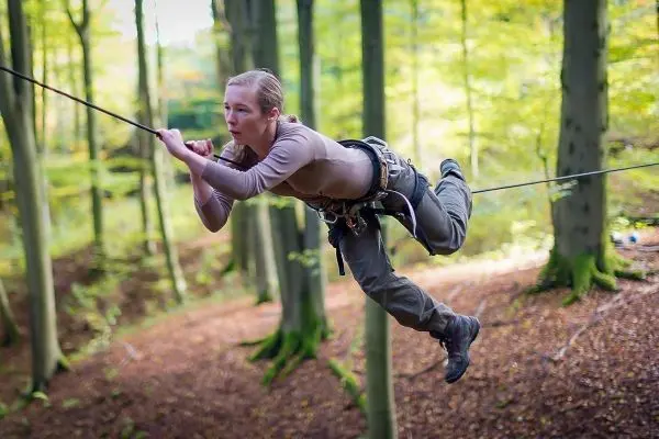 Selbstgebaute Seilquerung wird von einer Person überquert