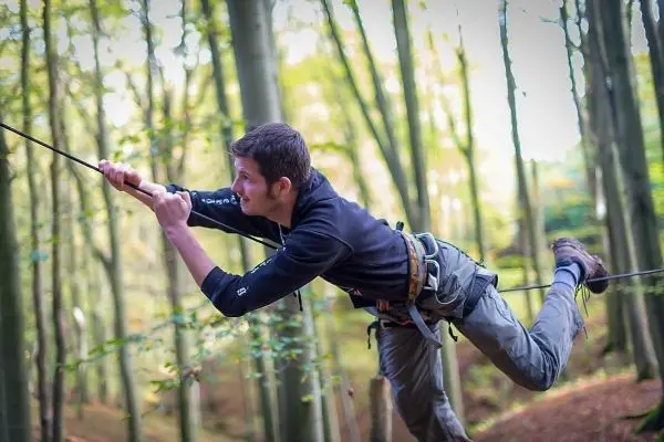 Selbstgebaute Seilquerung wird von einer Person überquert