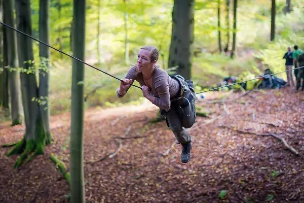 Selbstgebaute Seilquerung wird von einer Person überquert
