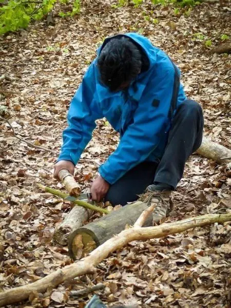 Holzstück wird mit einem Messer bearbeitet