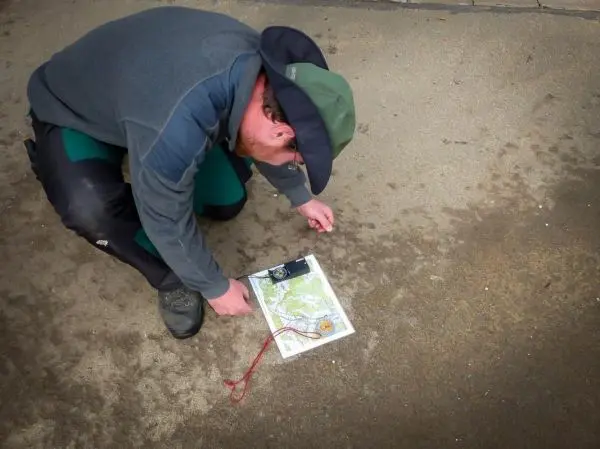 Karte und Kompass werden zur Orientierung genutzt