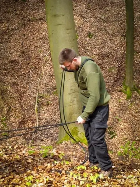 Mann hält ein Seil und bereitet eine Seilquerung vor