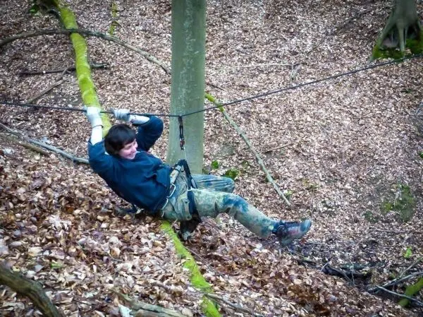 Seilquerung an einem Baumstamm mit gesichertem Gurt und Seil