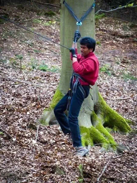 Seilquerung an einem Baumstamm mit Sicherungsgurt und Seil