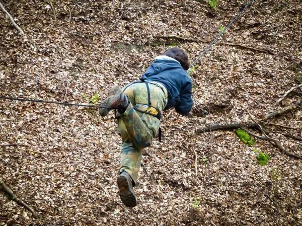 Seilquerung an einem Hang mit Laub und Ästen