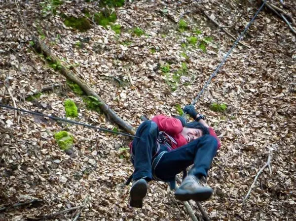 Seilquerung an einem Hang mit Laub und Ästen